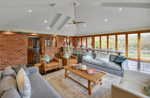 Canobolas House | Snowline - Ultimate Getaway, Pool, Sleeps 16