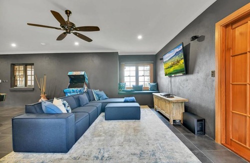 Canobolas House | Snowline - Ultimate Getaway, Pool, Sleeps 16