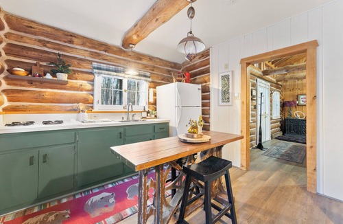 Speculator Cabin | Snowmobile cabin + heated garage, pet friendly
