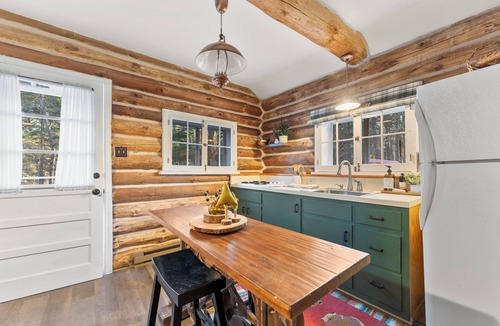 Speculator Cabin | Snowmobile cabin + heated garage, pet friendly