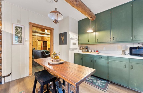 Speculator Cabin | Snowmobile cabin + heated garage, pet friendly