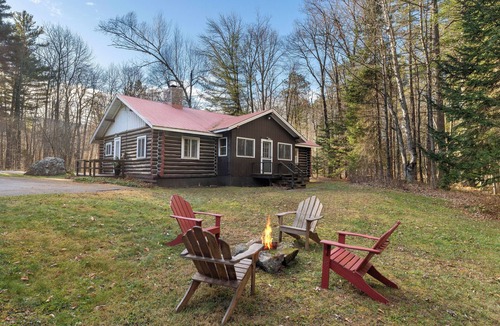 Speculator Cabin | Snowmobile cabin + heated garage, pet friendly