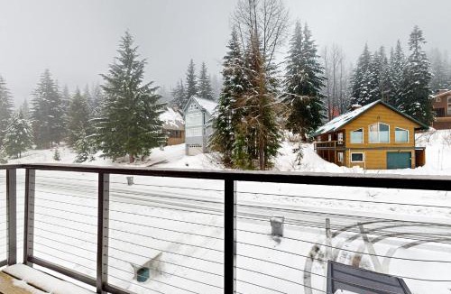 Hyak House | SnowTop Manor