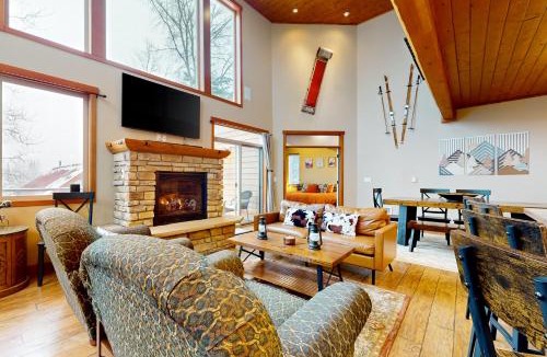 Hyak House | SnowTop Manor