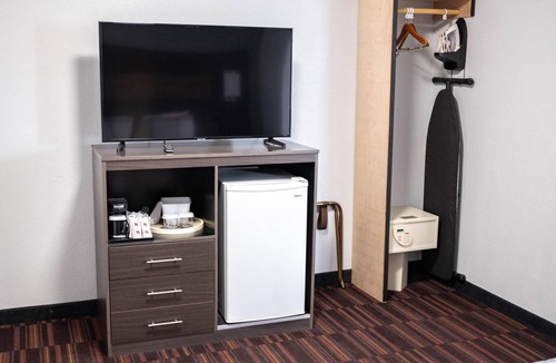 Main Street Hyannis Hotel | SNPJ : Princess Junior Suite with Jacuzzi