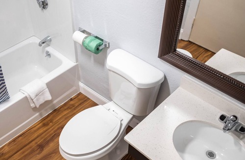 Main Street Hyannis Hotel | SNPJ : Princess Junior Suite with Jacuzzi