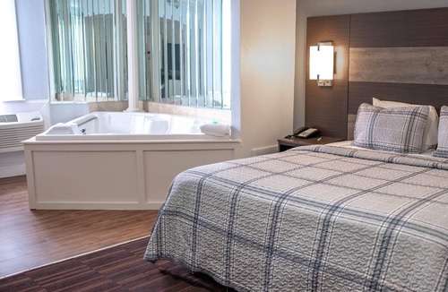 Main Street Hyannis Hotel | SNPJ : Princess Junior Suite with Jacuzzi