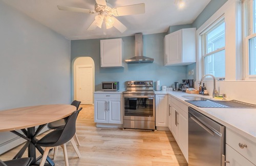 South Medford House | Snug 3BD/2BA - Walk to Tufts/Train Station-Private Parking/15 MIN to Boston