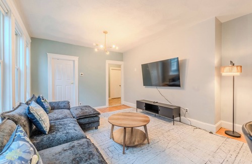 South Medford House | Snug 3BD/2BA - Walk to Tufts/Train Station-Private Parking/15 MIN to Boston