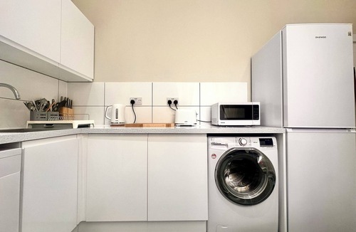 Pimlico Apartment | Snug City Studio Comfortable and in pristine condition