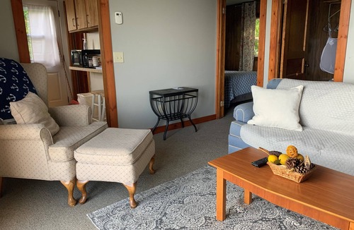 Sturgeon Bay Cottage | Snug Harbor Inn - Starboard Cottage