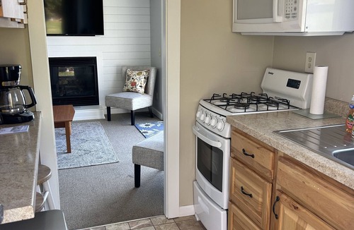 Sturgeon Bay Cottage | Snug Harbor Inn - Starboard Cottage