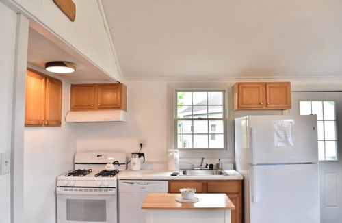 Snug Harbor Cottage | Snug Harbor Waterfront Cottage Pet Friendly