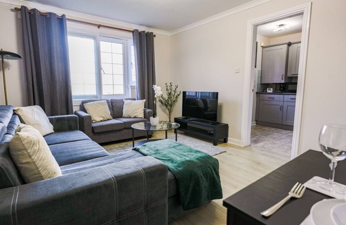 Livingston Apartment | Snug Modern Apartment