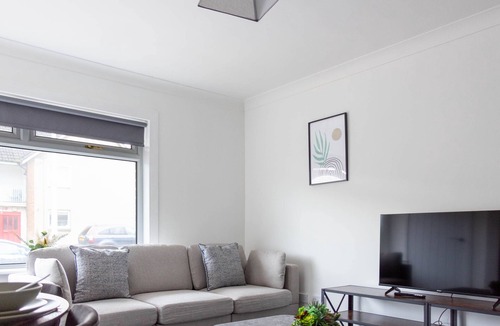 Blantyre House | Snug Modern Home in Blantyre