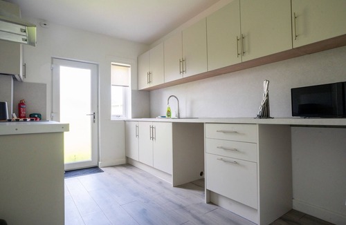 Larkhall House | Snug Modern Home in Larkhall