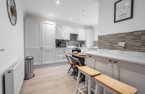 Lanark House | Snug Modern Home in Lanark