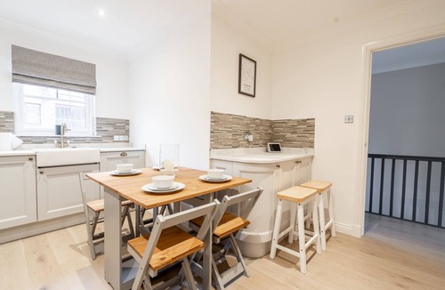 Lanark House | Snug Modern Home in Lanark