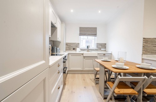 Lanark House | Snug Modern Home in Lanark