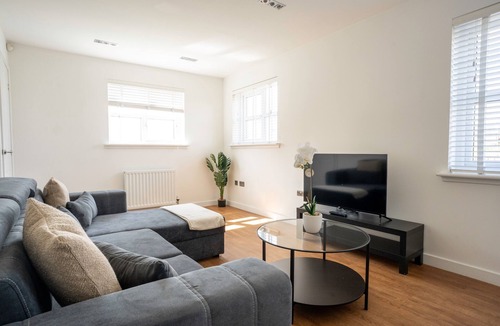 Bailleston House | Snug Modern Home in Uddingston