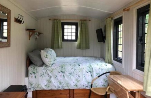 Hadlow Down Cabin | Snug & Secluded shepherds hut with balcony over lake.