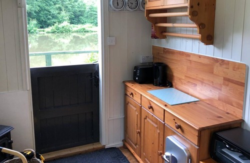 Hadlow Down Cabin | Snug & Secluded shepherds hut with balcony over lake.
