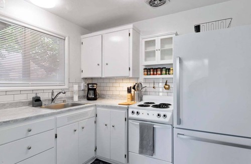 Market District Condo | Snug Spot 68 - Close To Downtown & Autzen 1 Bedroom Studio
