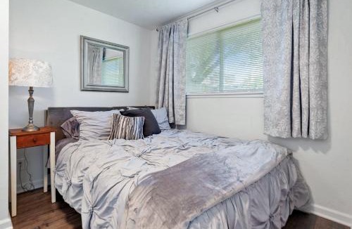 Market District Apartment | Snug Spot 68 - Close to Downtown & Autzen studio