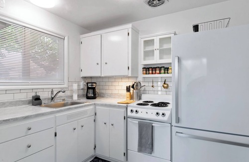 Market District Apartment | Snug Spot 68: Cozy 1-Bedroom Retreat near Downtown Eugene & Autzen!