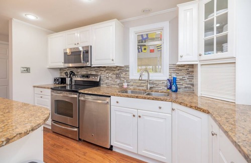 Morristown House | Snuggle Inn | Main Lake | Pet-friendly