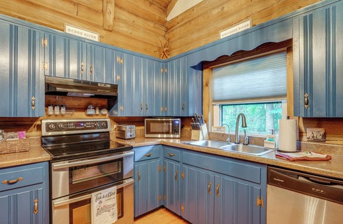 Cleveland Cabin | Soak in Hot Tub, Explore Outdoors: Cleveland Cabin
