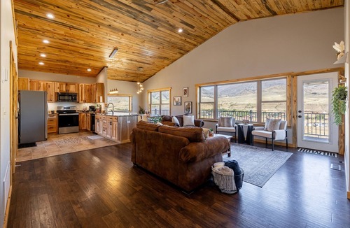 Wapiti House | Soak in Panoramic Views Wapiti Cabin, Dogs OK