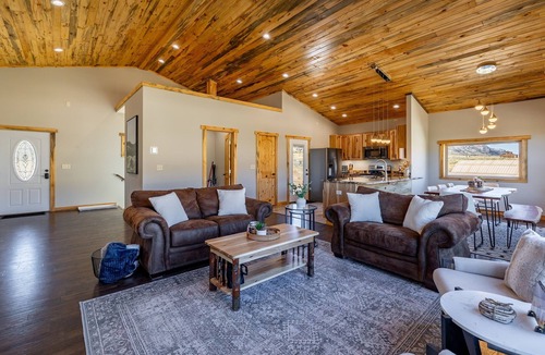 Wapiti House | Soak in Panoramic Views Wapiti Cabin, Dogs OK