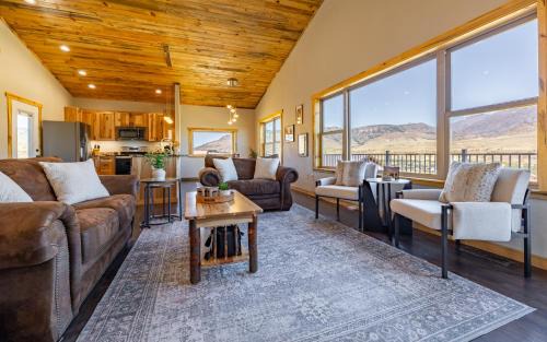 Wapiti House | Soak in Panoramic Views Wapiti Cabin, Dogs OK