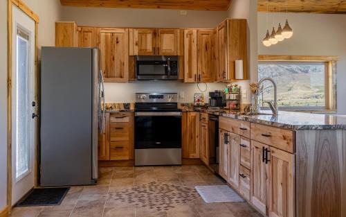 Wapiti House | Soak in Panoramic Views Wapiti Cabin, Dogs OK
