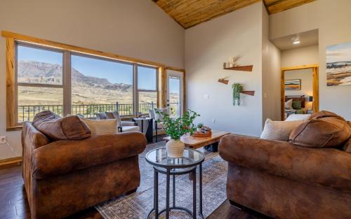 Wapiti House | Soak in Panoramic Views Wapiti Cabin, Dogs OK
