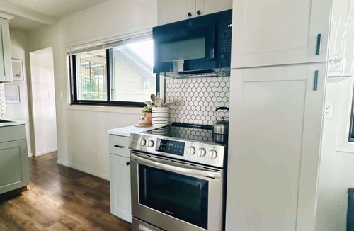 Kalispell House | Soak & Stay Cabin Hideaway