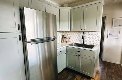 Kalispell House | Soak & Stay Cabin Hideaway
