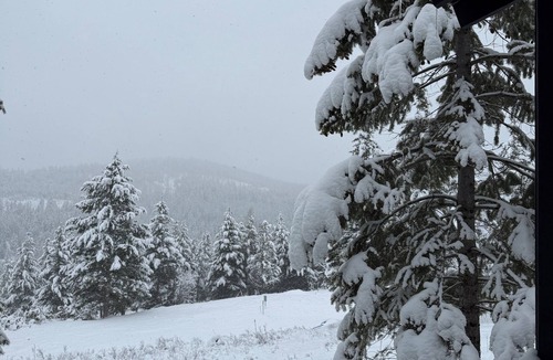 Kalispell House | Soak & Stay Cabin Hideaway