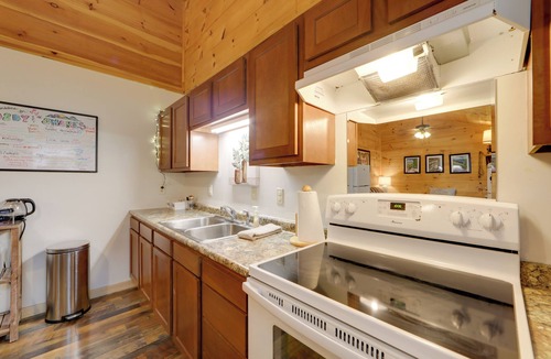 Cosby Cottage | Soaking Tub! Creekside Couples Haven in Cosby
