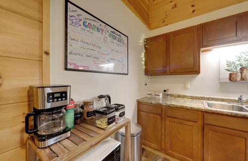 Cosby Cottage | Soaking Tub! Creekside Couples Haven in Cosby