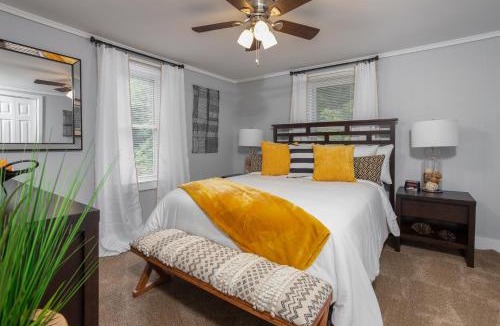 Mebane Apartment | Soaking tub w Washer and Dryer, WiFi