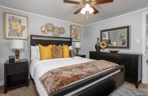 Mebane Apartment | Soaking tub w Washer and Dryer, WiFi