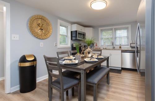 Mebane Apartment | Soaking tub w Washer and Dryer, WiFi