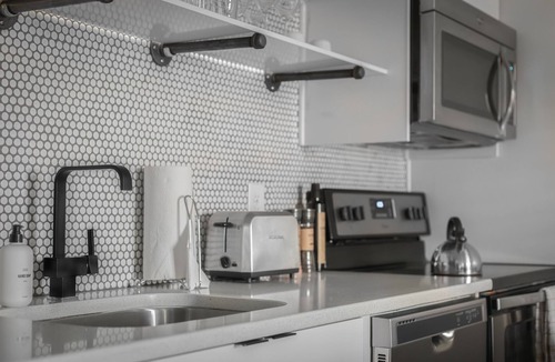 Rutledge Hill Apartment | SoBro Guest House by Black Swan - Downtown (24)