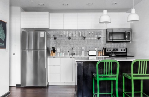 Rutledge Hill Apartment | SoBro Guest House by Black Swan - Downtown (24)