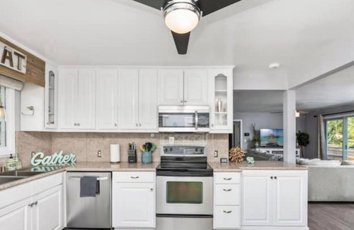 Central Escondido House | SoCal Charmer Oversized Saltwater Pool & Hot Tub