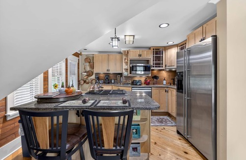Central Hyde Park Cottage | SOCCER/FOOTBL friendly-CLOSE to PubTransp-2 BR/2 BA CarHseApt,Off-str &GarPrking