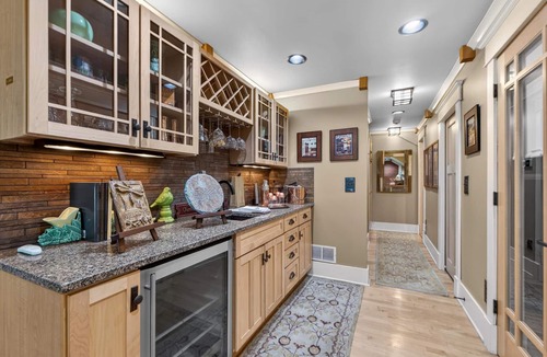 Central Hyde Park Cottage | SOCCER/FOOTBL friendly-CLOSE to PubTransp-2 BR/2 BA CarHseApt,Off-str &GarPrking