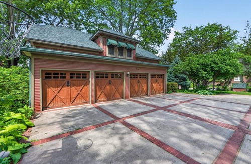 Central Hyde Park Cottage | SOCCER/FOOTBL friendly-CLOSE to PubTransp-2 BR/2 BA CarHseApt,Off-str &GarPrking